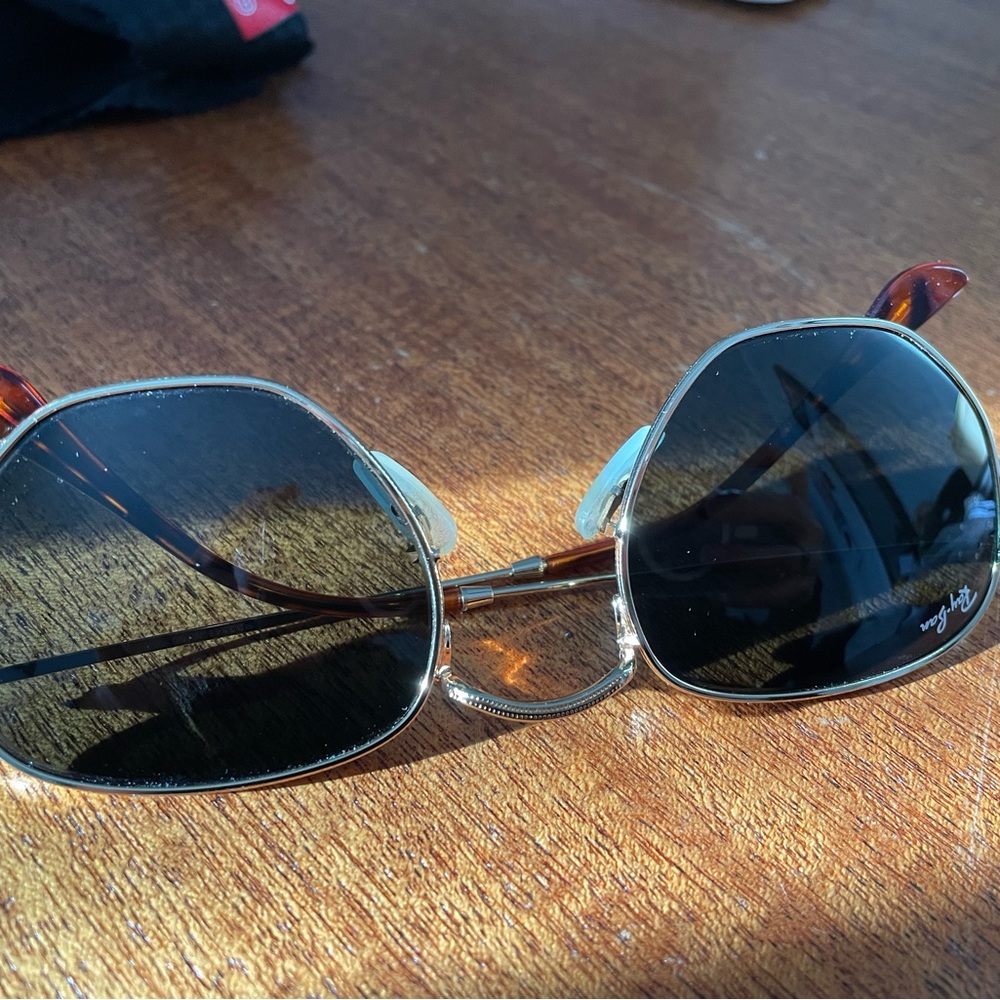 Like new gold Ray Bans